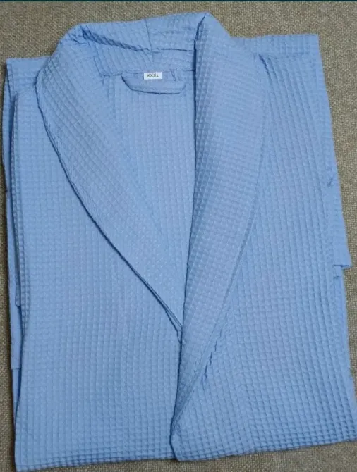 Аккуратно сложенный голубой халат