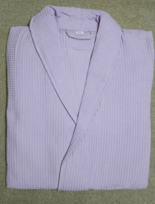 Аккуратно сложенный лиловый халат