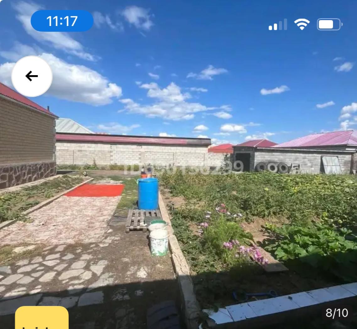 Участок с садом и контейнерами для хранения