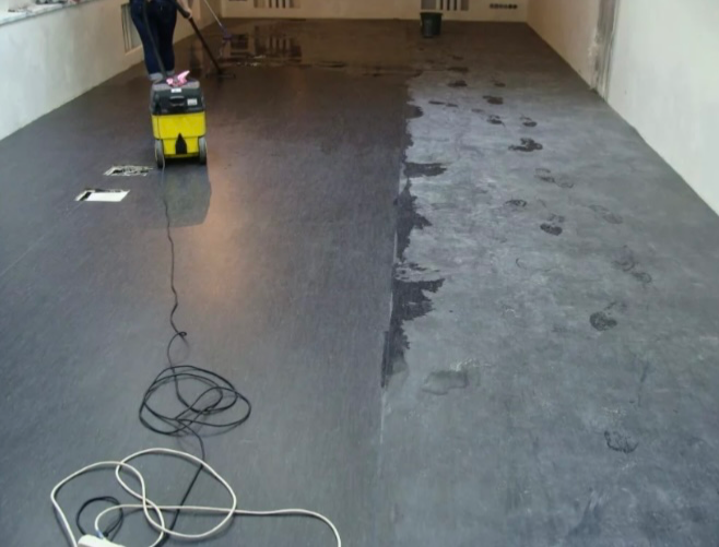 Уборка пола с использованием мойки, до и после