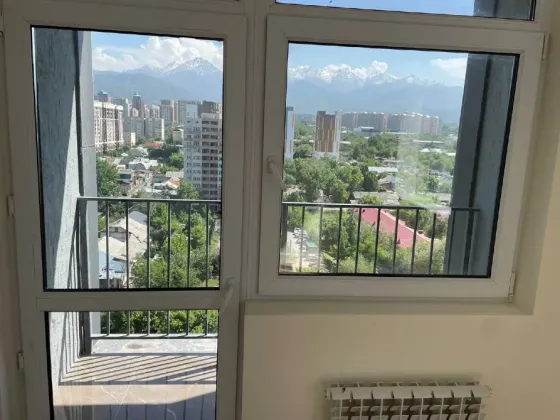 Балкон с видом на город и горы
