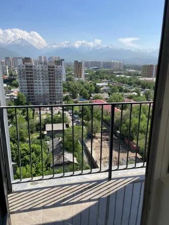 Балкон с зелеными насаждениями и городом на фоне