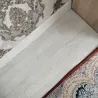 Ақ ағаш тақталары мен нәзік өрнектері бар еден