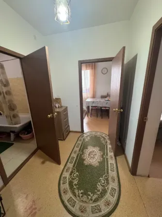 Холл квартиры с открытыми дверями в комнаты