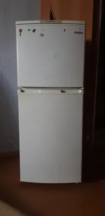 Двухкамерный холодильник белого цвета