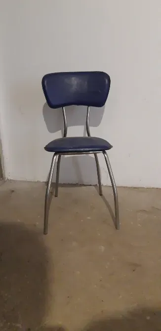 Стул с металлическим и пластиковым каркасом