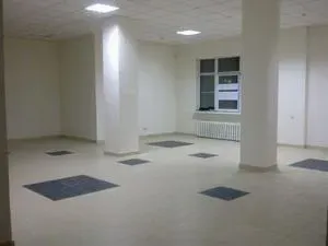 Ақ қабырғалар мен плитка едені бар кең бөлік