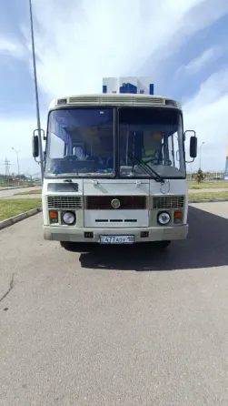 Передний вид старого автобуса на парковке с номером