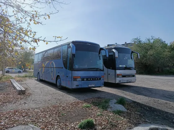 Автобусы на парковке, два современных легковых автобуса с ярким дизайном