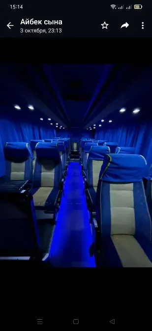 Көгілдір жарықпен және ыңғайлы орындықтармен автобустың интерьері