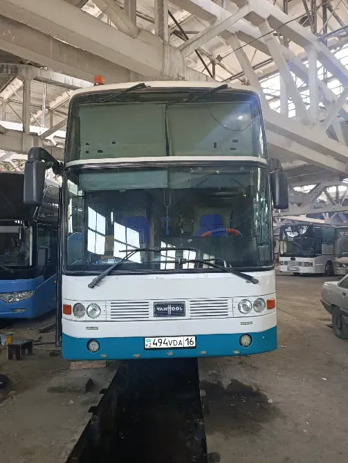 Техникалық қызметте автобус, алдыңғы көрінісі жарқын логотиппен