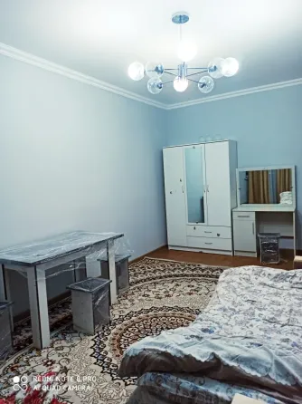 Спальня с зеркалом и кроватью