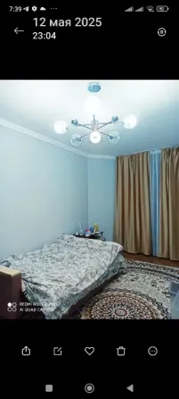 Спальня с кроватью и светильником