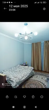 Спальня с кроватью и светильником