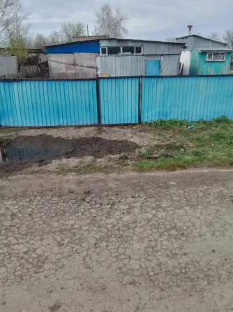 участок с ограждением и зданием