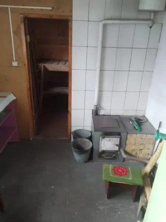 комната с печью и ведрами