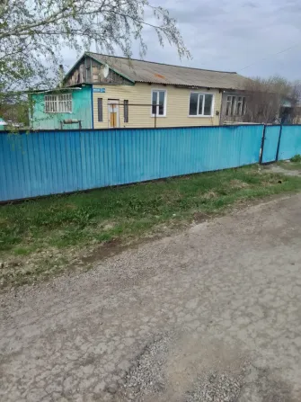 қоршауы бар үй және жасыл металлы дахта