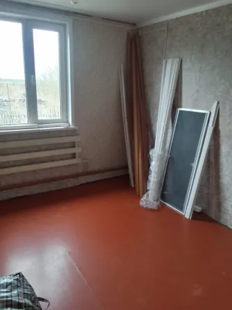терезелері бар бөлме және құрылыс материалдары