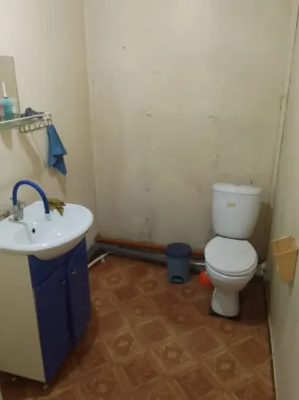 унитазбен ванна бөлмесі