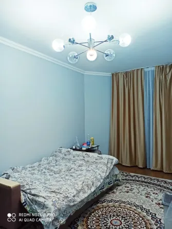 Спальня с кроватью, столом и шторами, общий вид