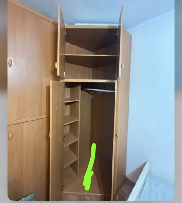 Пустой шкаф с открытыми дверцами и полками внутри