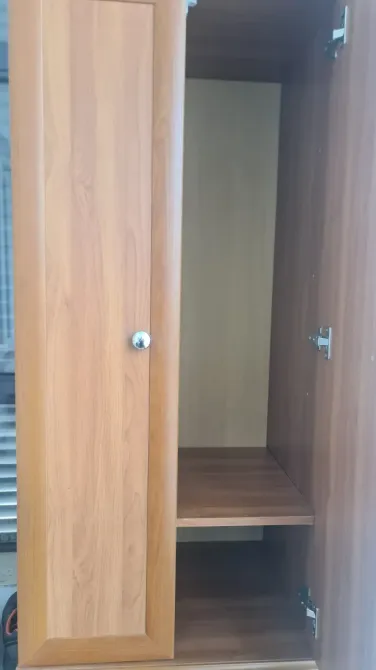 Шкаф с открытой дверцей и полками внутри