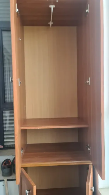 Высокий шкаф с пустым пространством внутри