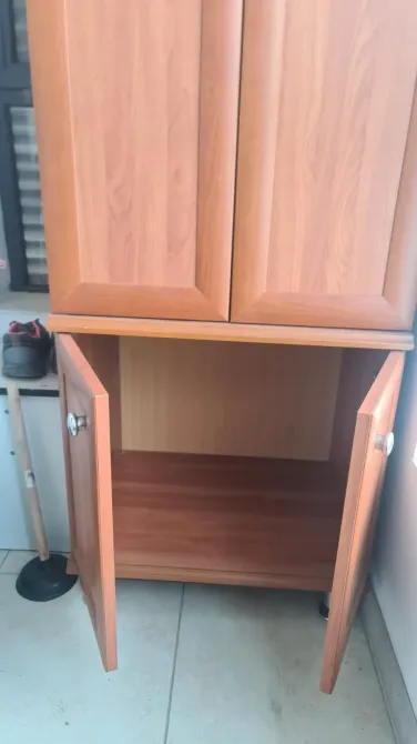 Деревянный шкаф с открытыми дверцами