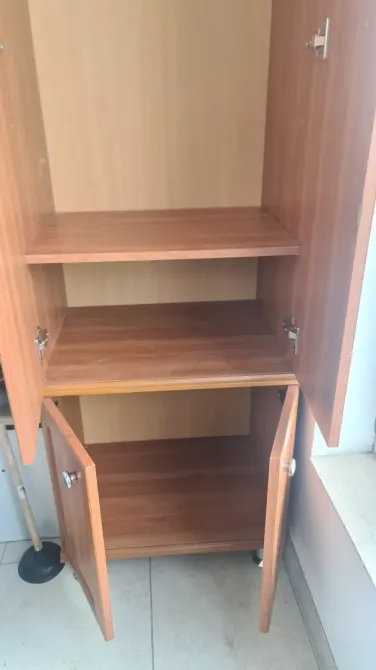 Шкаф с несколькими полками и дверцами