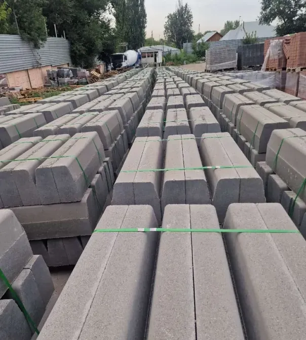 Қапталған бетон блоктар қоймасында қатар-қатар орналастырылған