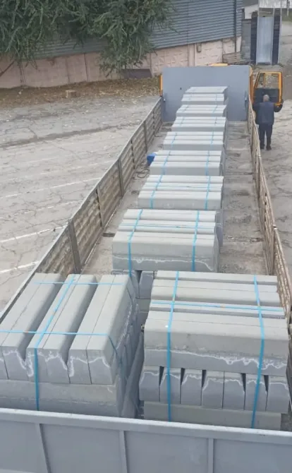 Бетон блоктарымен толтырылған жүк көлігі