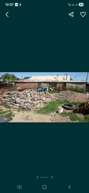 Ауланың артындағы тас жиналатын орын, шөп және заттар