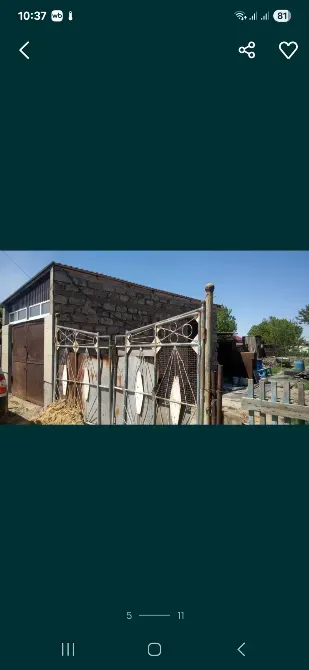 Металл қақпалары бар ғимараттың қабырғасы