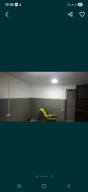 Жиһаз бен жарықтандырумен толықтырылған ішкі бөлмесі