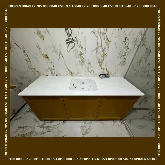 Столешница из мрамора с раковиной и золотыми шкафами