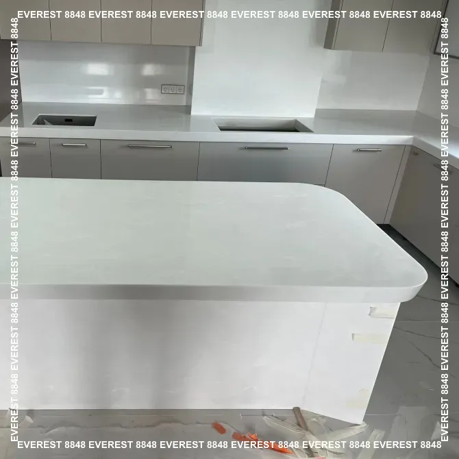 Современная кухня с округлой белой столешницей