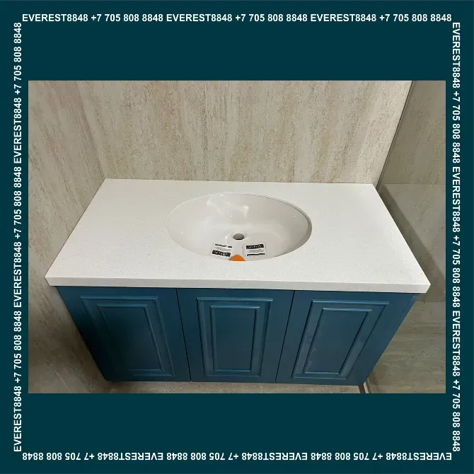 Кухонная столешница с раковиной и синей мебелью