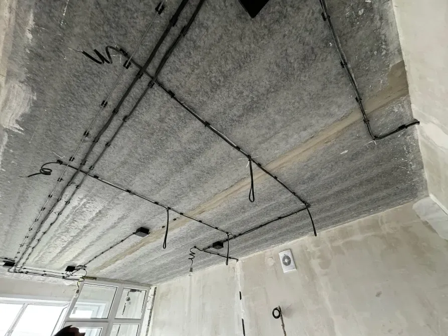 Қабырғаларда реттелген электропроводка, кірпіш қабырға арасында