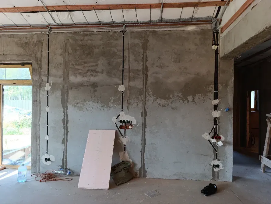 Бос бөлмеде қабырғадағы проводка