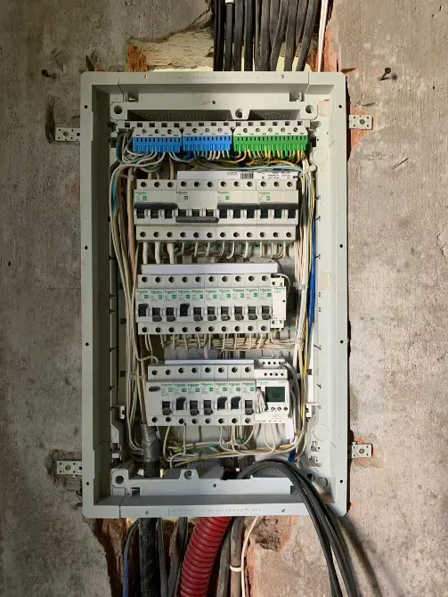 Потолкте және қабырғаларда проводкамен интерьер