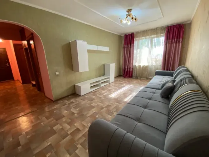 Диваны және телевизиялық стенкасы бар қонақ бөлме