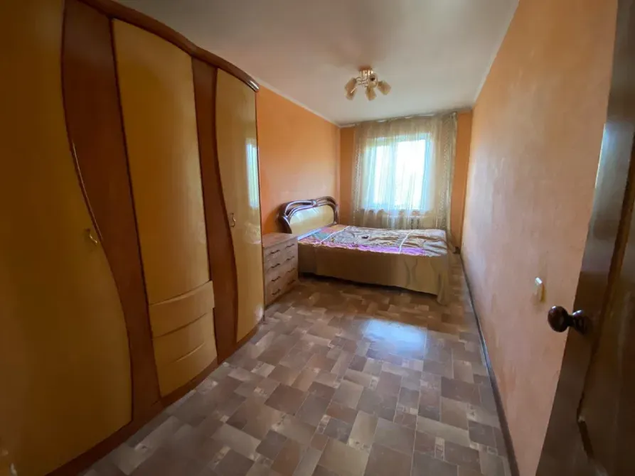 Төсегі мен шкафтары бар жатын бөлме