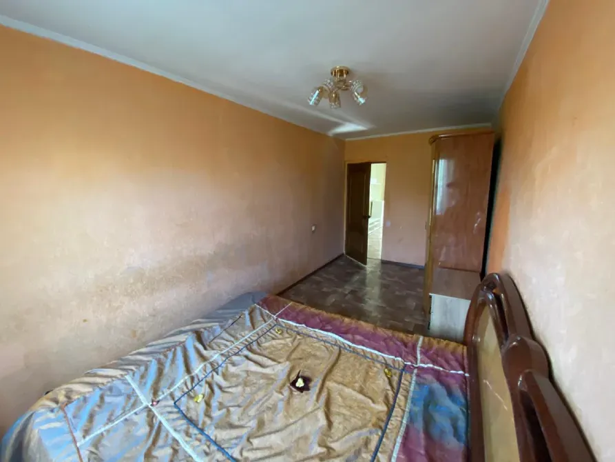 Төсегі мен шкафы бар бөлме