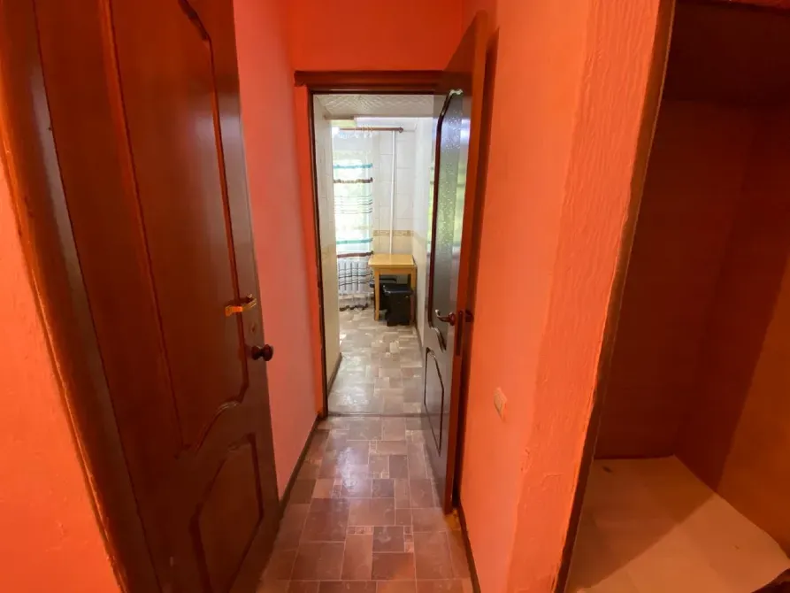 Есігі және паркет едені бар коридор