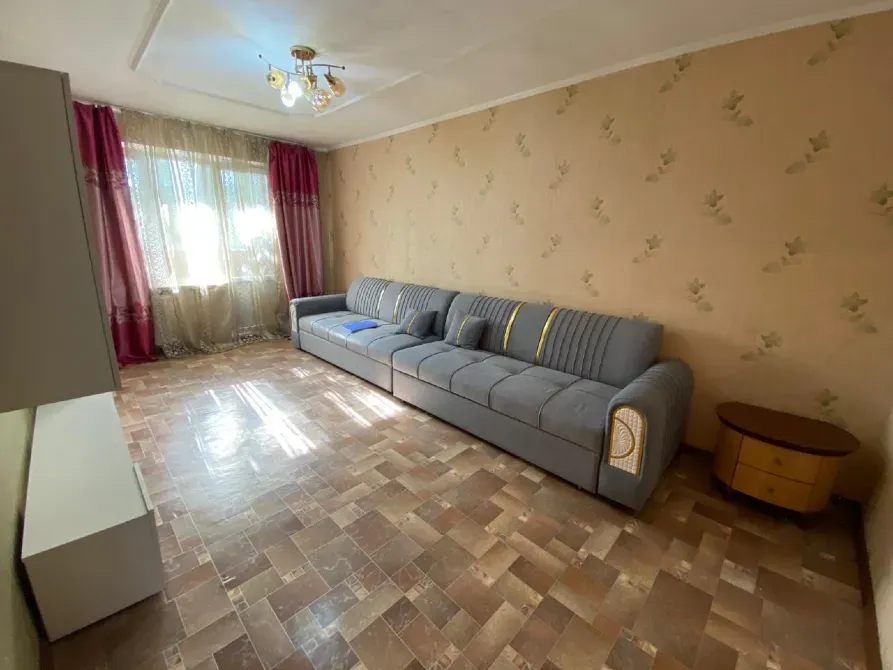 Диваны және үлкен терезелері бар қонақ бөлме