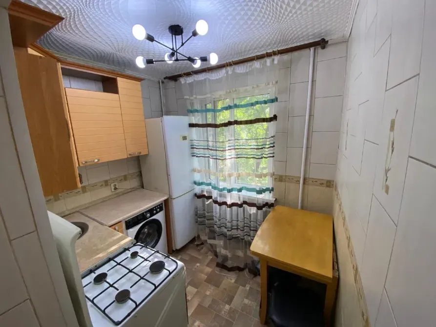 Терезелері және тұрмыстық техникасымен жабдықталған асхана