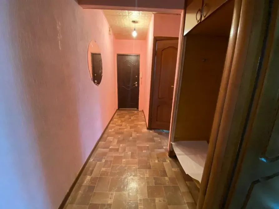 Айна және кіреберіс есігі бар коридор