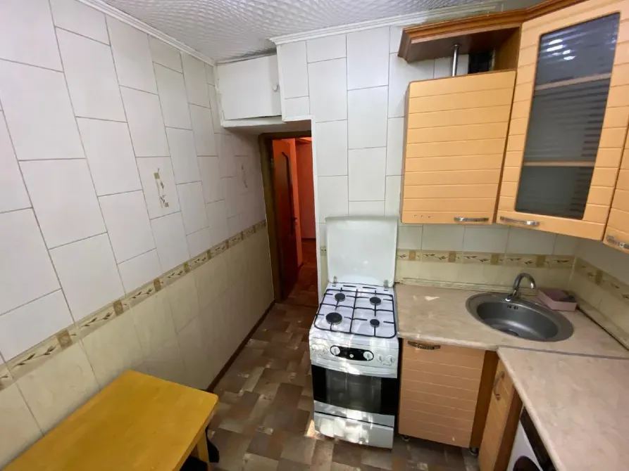 Плита және тамақтану столы бар асхана