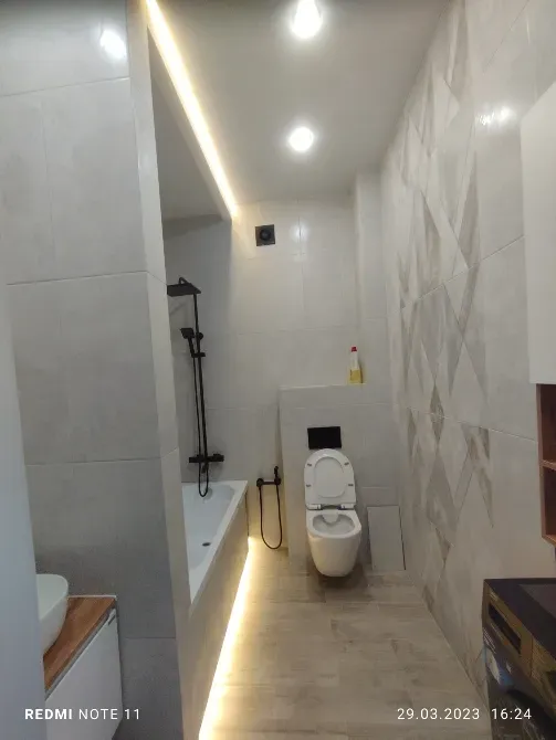 Заманауи ванна бөлмесі ванна мен душпен