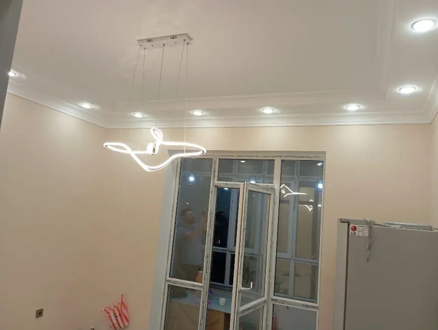 Заманауи люстрамен және үлкен тереземен жарық бөлме